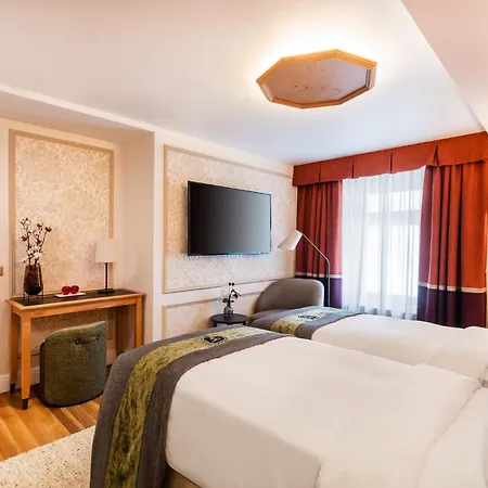 Flueela - The Unbound Collection By Hyatt