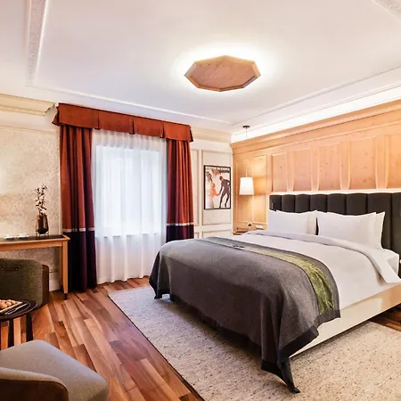 Flueela - The Unbound Collection By Hyatt Davos